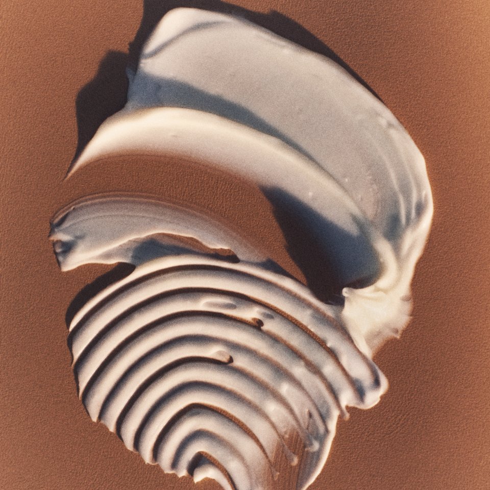 고품질의 시어 버터가 20% 함유된 시어 버터 드라이 스킨 핸드크림.

산뜻하게 스며드는 크리미 한 텍스처와 파우더리 머스크 향이 어우러져, 건조한 피부에 촉촉한 부드러움을 선사합니다.

손끝에서 피어나는 행복을 지금 경험해 보세요.