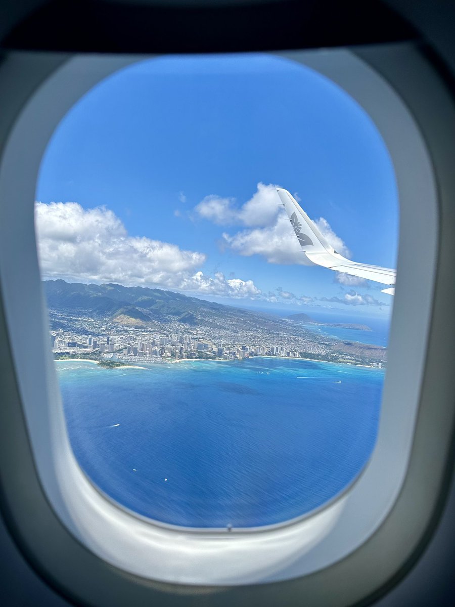 HawaiianAir's tweet image. We never get tired of this view. 💜✈️
📸: @craftedbyjen