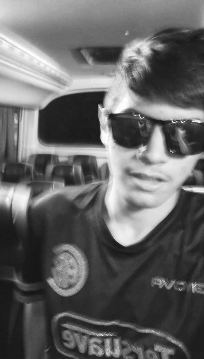 Te amo, hermano. Una re persona eras vos. Pasamos banda de cosas juntos, buenas y malas, pero siempre ahí con actitud. Te voy a extrañar, hermano. Un re vacío dejaste. Un dolor en el alma. Siempre los dos cuidándonos espalda con espalda, ahora vivo ahogado en los recuerdos...