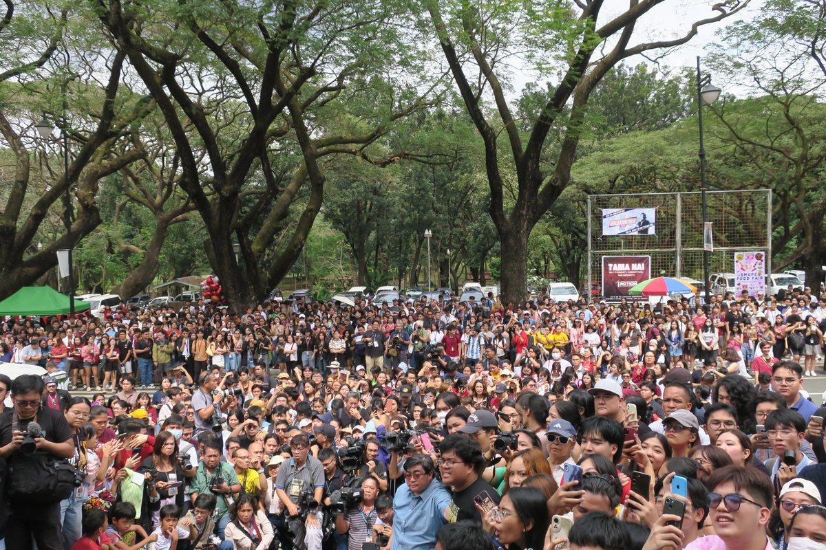 apculla's tweet photo. Members of the Alpha Phi Omega (APO) Fraternity staged the Oblation Run in Palma Hall at the University of the Philippines Diliman on Valentine's Day, February 14.   

APO members called on Filipinos to uphold democracy and be critical in the upcoming 2025 national elections. https://t.co/5JxdZaPLrr