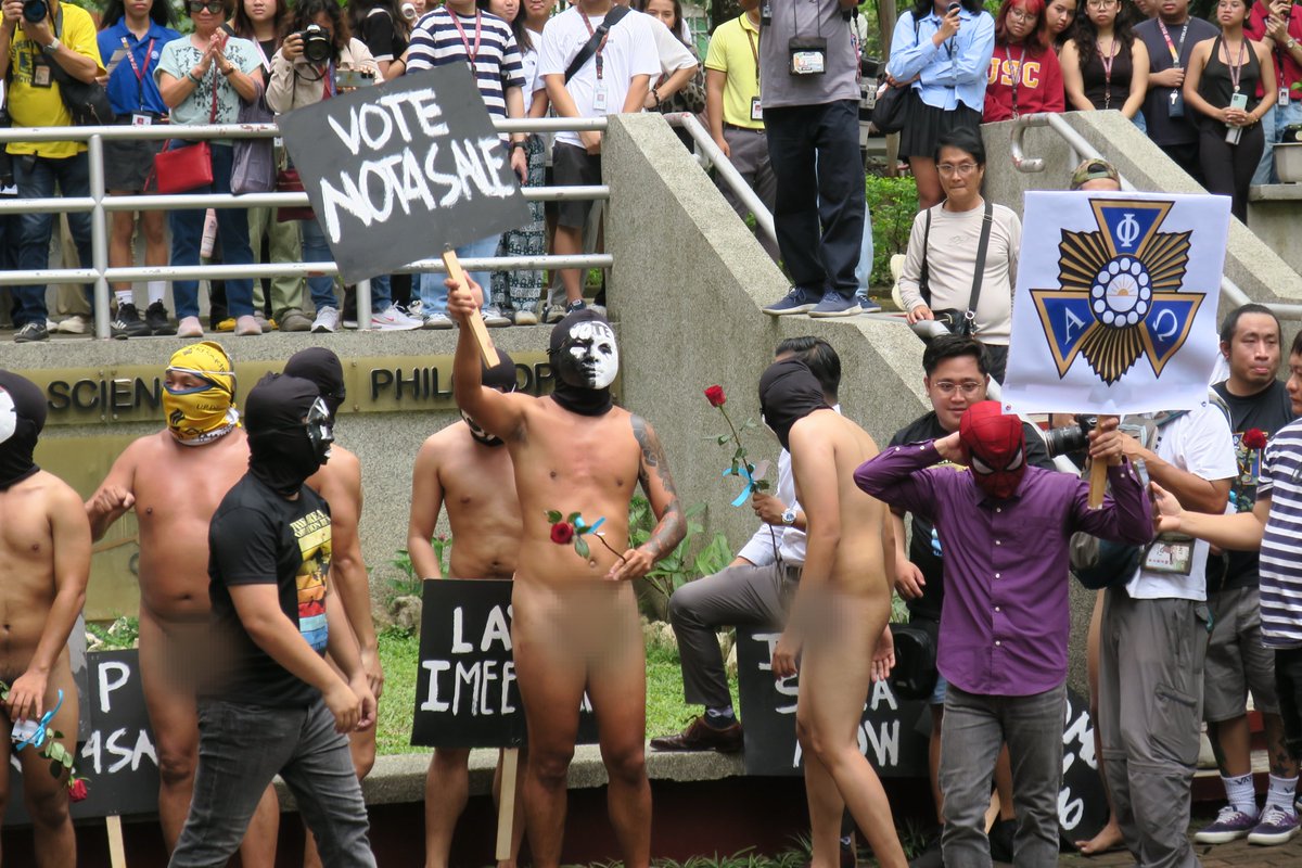 apculla's tweet photo. Members of the Alpha Phi Omega (APO) Fraternity staged the Oblation Run in Palma Hall at the University of the Philippines Diliman on Valentine's Day, February 14.   

APO members called on Filipinos to uphold democracy and be critical in the upcoming 2025 national elections. https://t.co/5JxdZaPLrr