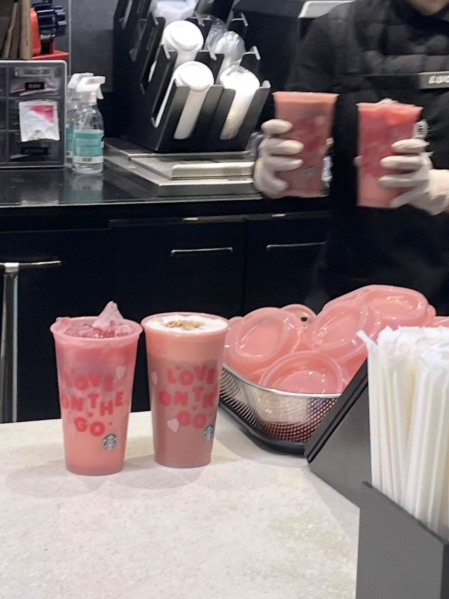 스벅 리유저블 컵을 겟하다..💗
내가 거의 끝이였는데 앞에 아주머니가 4잔중에 2잔만 리유저블로 받을테니까 2잔하라고 양보해주셨다 진짜 너무 감사해요..🥹