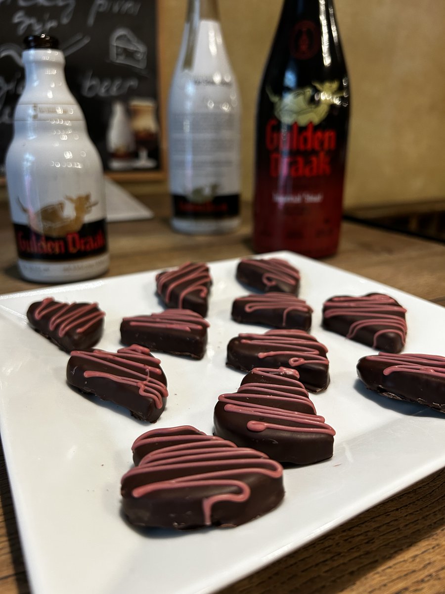 BierhuisCZ's tweet photo. Dnes je ten den! 
Slavíme Valentýna a máme pro vás sladké překvapení! Přijďte s partnerem či partnerkou, řekněte barmanovi heslo „Valentýnské srdce“ a dostanete čokoládový lanýž ve tvaru srdce.💖
Láska a pivo – nejlepší kombinace!  
Těšíme se na vás! 🍻🇧🇪🍫
#Bierhuis #Valentyn https://t.co/jF6b7lbQtT