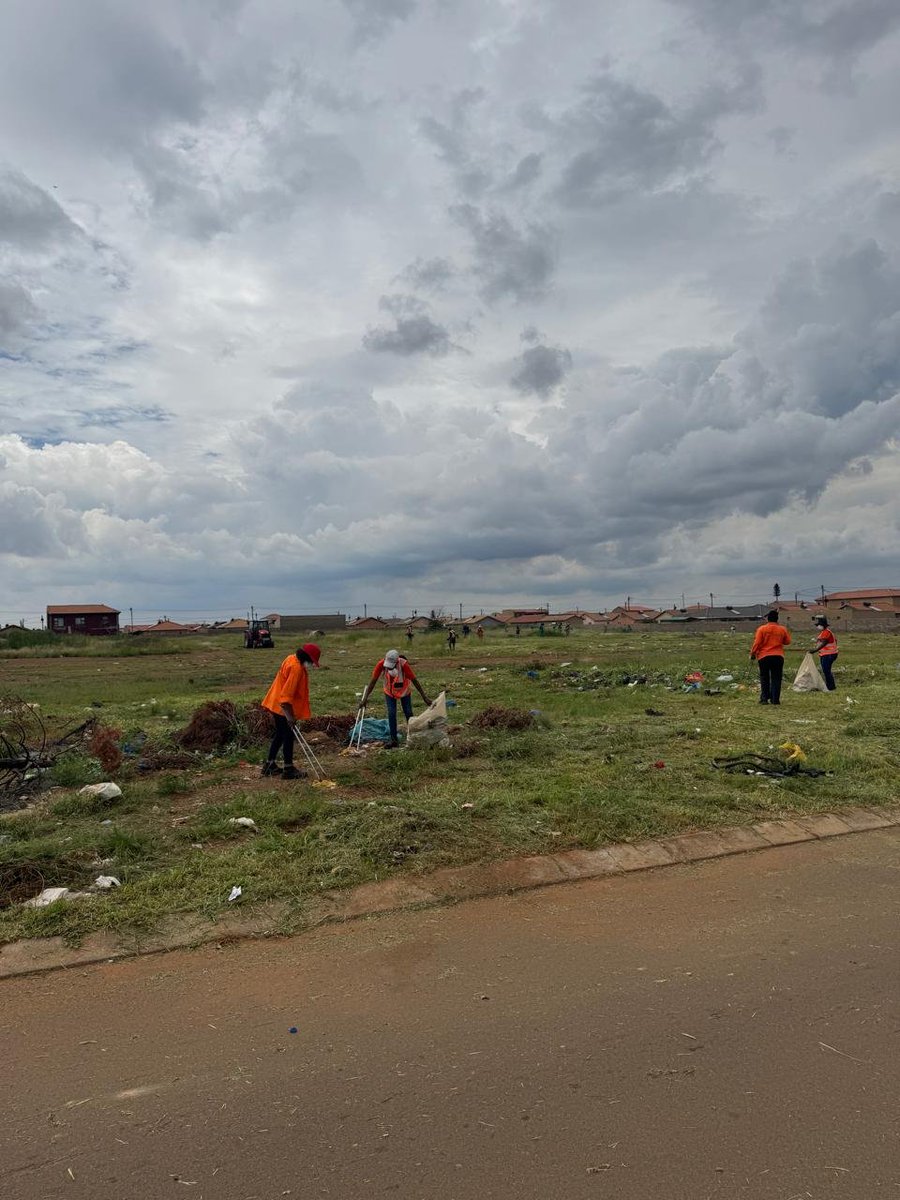 CityofJoburgZA's tweet photo. From tree trimming to lawn mowing and rubble removal, teams were hard at work during the #MegaBlitz in Crum, Region D. A cleaner, greener Joburg starts with all of us!
#KleenaJoburg #JoburgServices ^MM https://t.co/j0ZHu6mkK0
