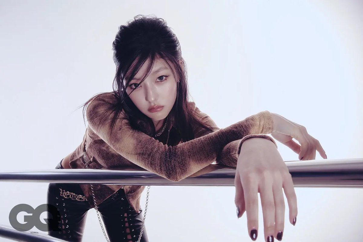 worstbehaveior's tweet photo. HANEUL from KISS OF LIFE for GQ Korea

"Won Ha-neul, born in 2005, wearing 2005 fashion." https://t.co/OvhMnb3Rk7