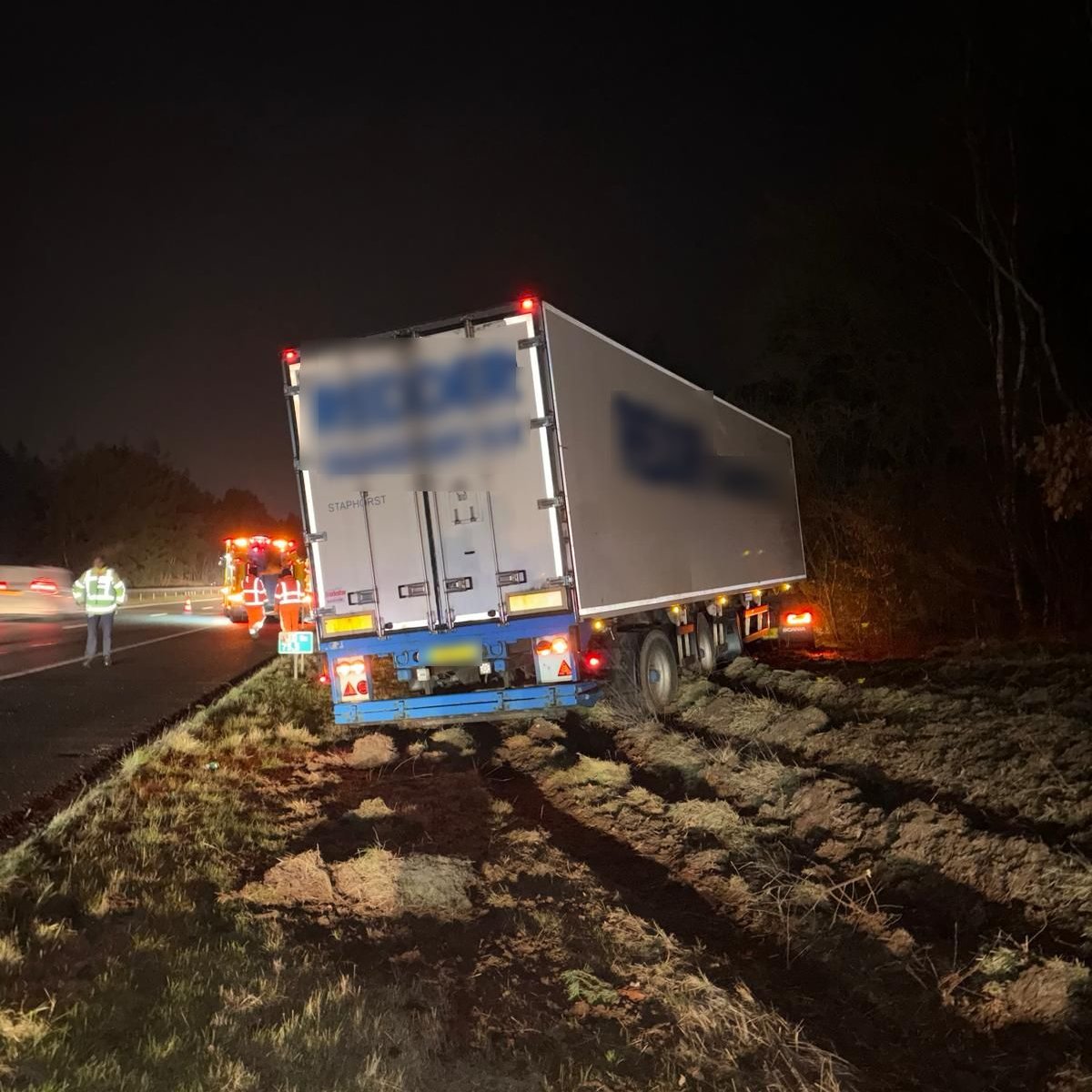 Vrachtwagen van de weg op A28 bij Wezep, berging begonnen