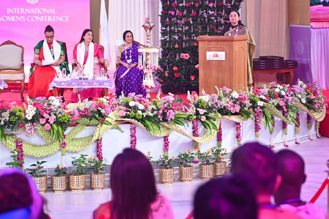 आज बेंगलुरु में <a href="/ArtofLiving/">The Art of Living</a> द्वारा आयोजित 10वें "International Women Confrence" "Just Be" में शामिल हुई और अलग-अलग क्षेत्रों में काम कर रहीं, दुनिया भर से आयी महिला प्रतिनिधियों को संबोधित किया। #IWC2025 

<a href="/BangaloreAshram/">Art of Living International Center</a> | <a href="/Gurudev/">Gurudev Sri Sri Ravi Shankar</a>