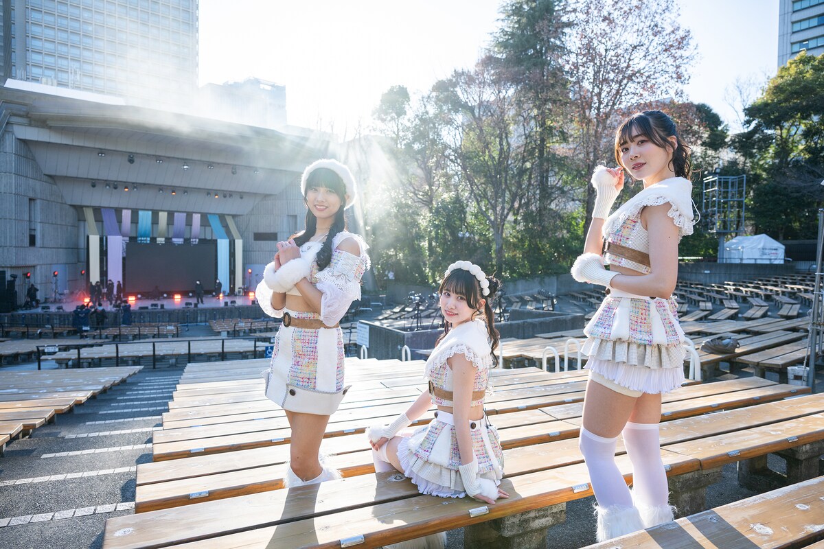 natalie_mu's tweet photo. ◤ライブレポート◢
虹のコンキスタドール #中村朱里、#鶴見萌、#清水理子 がついに卒業──
冬の野音で噛み締めた“人生で一番濃くて熱い真夏の夢”

🔽レポート記事はこちら（写真150枚📸）
https://t.co/F2skD0U7k1

#虹コン #虹コン野音2days https://t.co/Ql0cBvBWcj