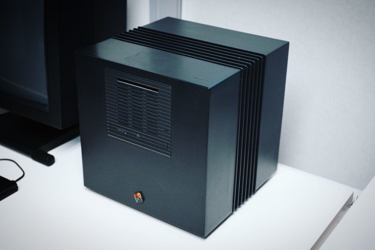 norikamba's tweet photo. 事務所の方も片付け始めようと、まずは10年ぶりにNeXTcubeを出してきたけれど電源が入らない😱マザーボードの電池かな?
#nextcube
#nextcomputer https://t.co/75d2eSZ3xc