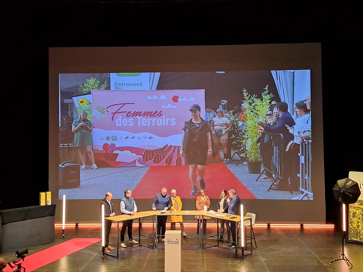 GroupamaNordEst's tweet photo. ⭐🏆 Hugues Pereira, Président @GroupamaFd51 a remis hier soir l’étoile de la Prévention lors de 2ème édition des Étoiles de l'agriculture et de la viticulture. Un thème significatif car, chez Groupama, nous sommes persuadés que la prévention est la clé d'une agriculture durable. https://t.co/sJoC1acz3M