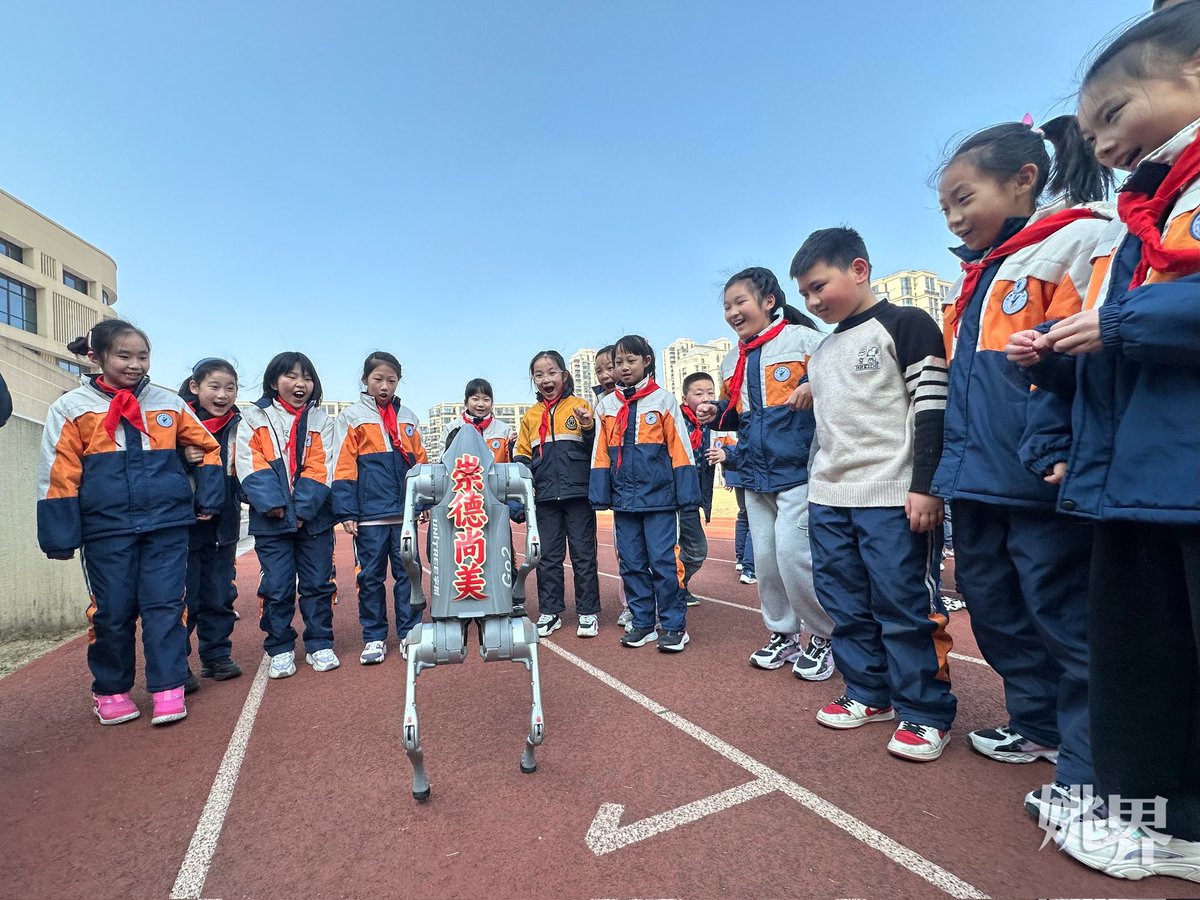 🎒余姚小学生的开学第一课，竟然和机器狗一起上！
🚀科技与教育的完美结合，孩子们全程高能互动，根本停不下来～
📸#开学仪式感 #未来课堂 #科技校园
