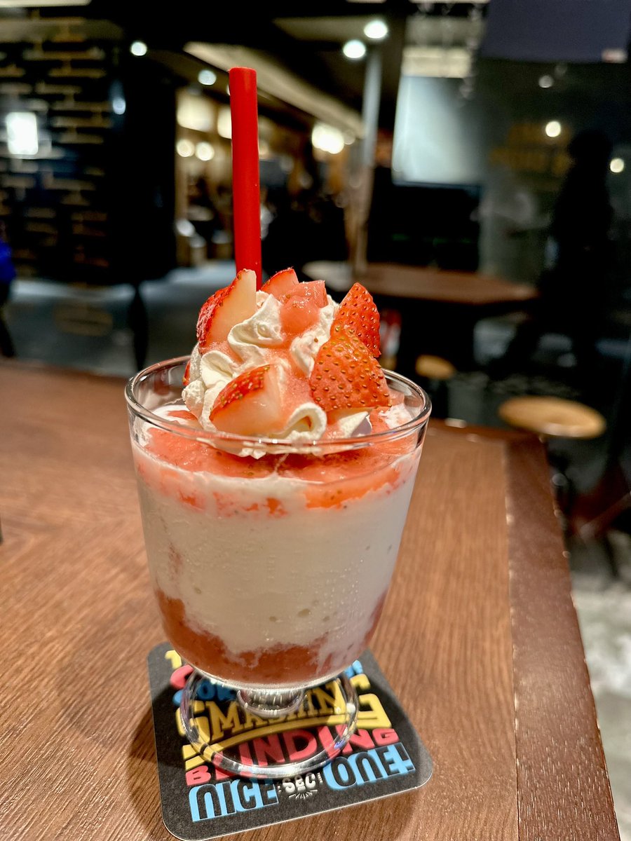 shake_chips's tweet photo. 季節のミルクシェイクをご紹介🙌

【🍓恋みのりのミルクシェイク🍓】
   香り高く上品な甘味と酸味
   長崎県産"恋みのり"を
   たっぷり堪能して頂ける一杯に
   仕上げました

是非この冬～春に食べて欲しいイチゴシェイクです🫶お待ちしてます✨😌
#シェイクアンドチップス #黒塀横丁 #東京駅 https://t.co/lZgPcdVxy6