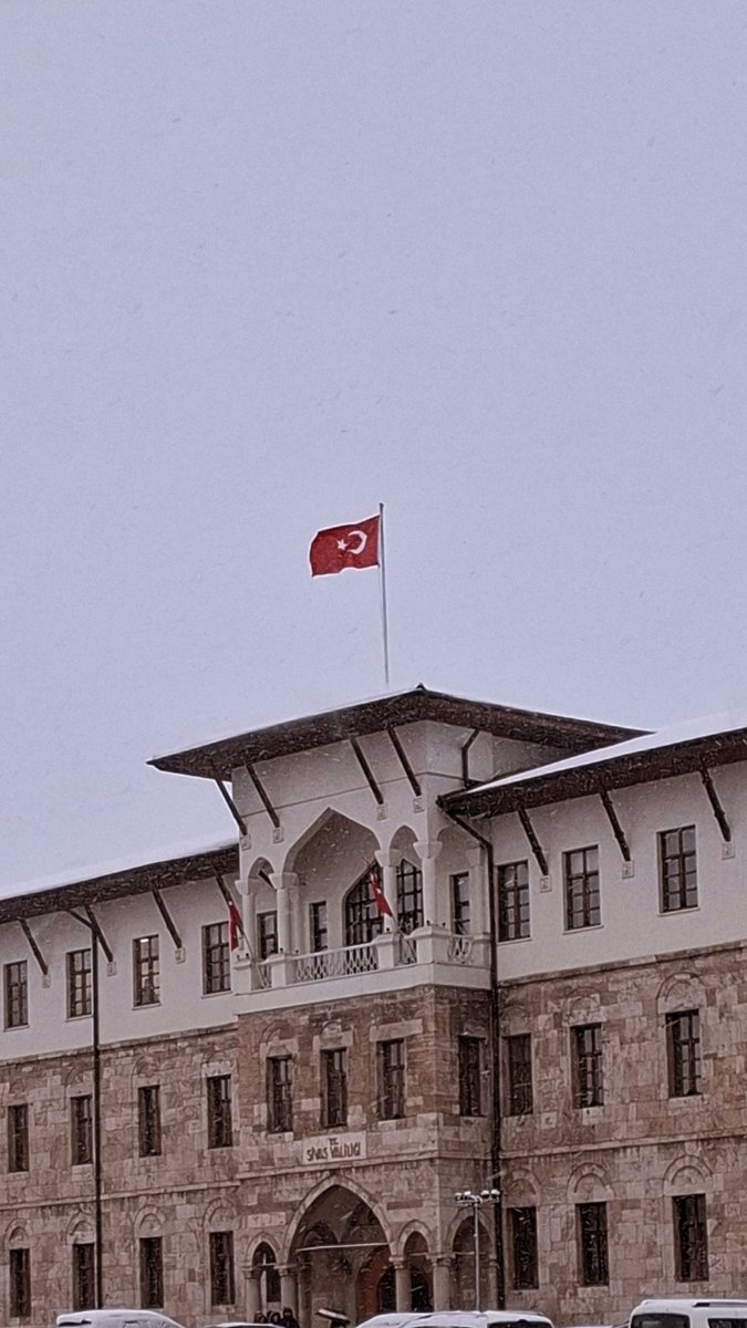 OkayFethi's tweet photo. Savaş bizi karlı dağlara götürdüğü gün
Kızıllığında ısındık;
Dağlardan çöllere düşürdüğü gün
Gölgene sığındık.@sivasvaliligi 📸 https://t.co/dfGyZA77Nh