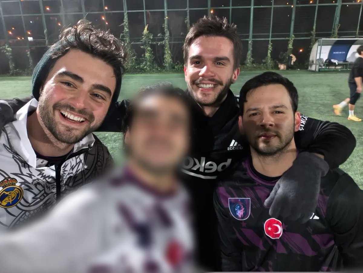 eroienn's tweet photo. - Friends 😌🔥
#Erenören | #yigitkoçak , #CihanSimsek https://t.co/y1DLFMBc2F