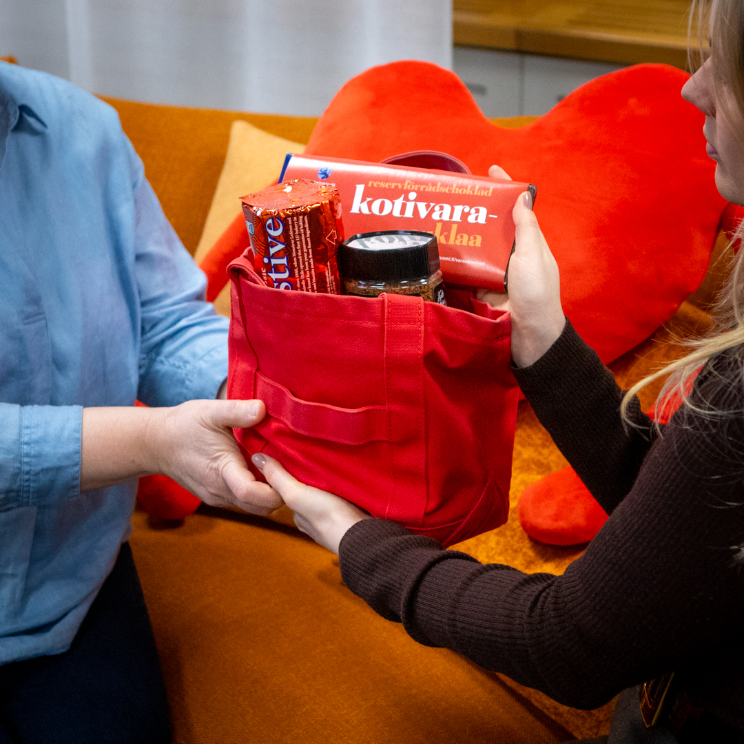 Hyvää ystävänpäivää! Auta ystävää pitämään huolta kotivarasta.

Pienet asiat, kuten murukahvi ja suklaa, tuovat iloa ja turvaa arkeen.

Lisää varautumisohjeita: suomi.fi/varautuminen