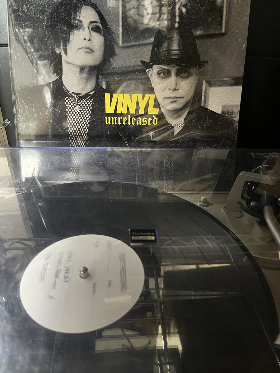 epkkMaking's tweet photo. VINYL『unreleased』はアナログレコードのみの発売です。写真はテスト盤なので通常の黒のレコードですが、皆様のお手元には美しいイエロークリアのレコードが届きます！
レコード生産が少数になった90年代後半の未発表音源が、今アナログレコードで蘇るというのも面白い…爆音で聴いていただきたい！ https://t.co/AOr78fWgBi