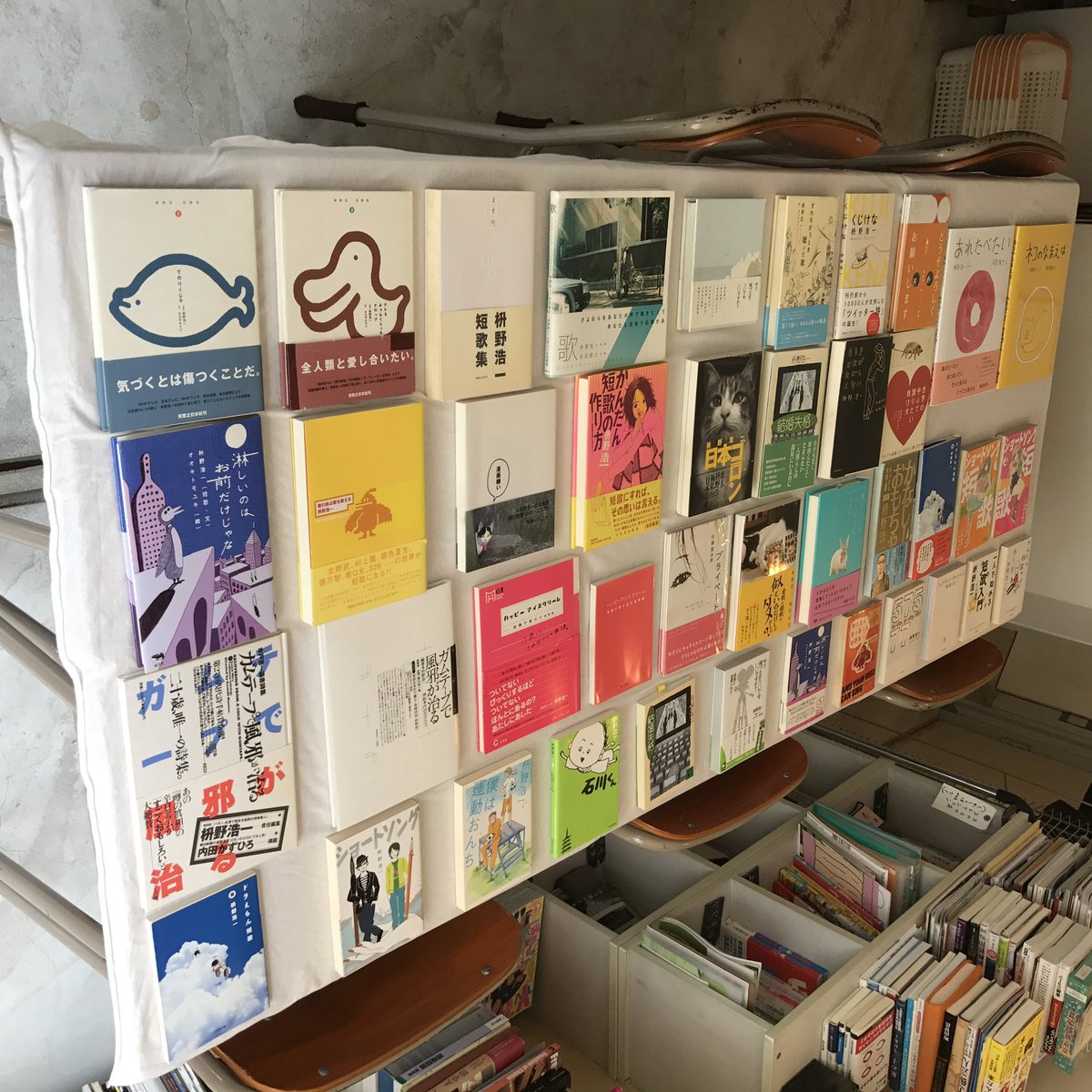 短歌入門入門が必要なのかもしれない。

私の、僕の、俺の、短歌を読んで感想をきかせてください⋯⋯みたいな感じの連絡が最近また頻繁に来るようになった。

今月だけでも五名くらいから連絡があったから、あなた一人に宛てているわけではない。かなたへの手紙です。