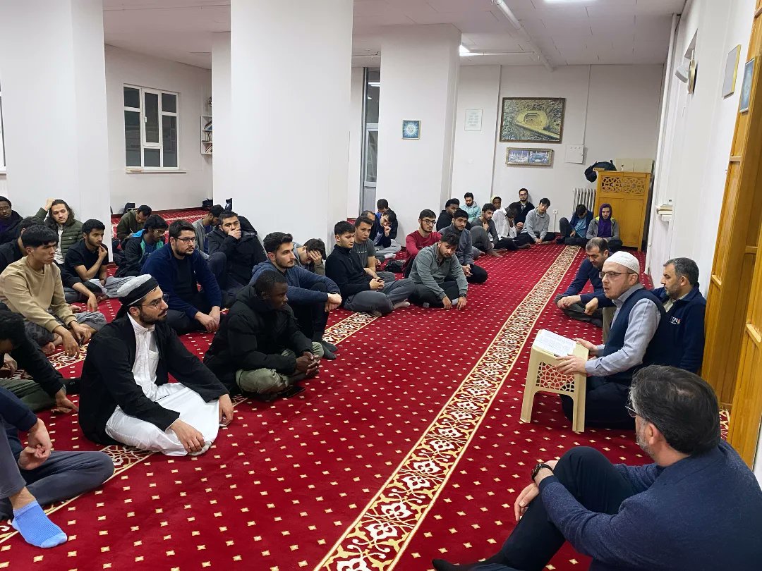 TdvKonya's tweet photo. Koordinatörlük olarak lisans ve uaihl öğrencilerimizle TDV Konya H.M.K. Erkek Öğrenci Yurdumuzda Berat Kandili münasebetiyle biraraya geldik.

Kuran-ı Kerim tilaveti, Berat kandilinin anlam ve önemiyle ilgili sohbet, dua, ilahiler eşliğinde mübarek kandil gecesini idrak ettik. https://t.co/MZn8DoF3TM