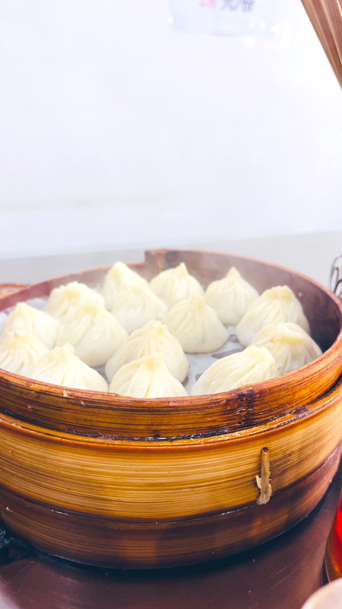 liwangran's tweet photo. Xiao Long Bao 小笼包 might be one of the most famous foods in China, and guess what？ it is originated from where I live——Nan Xiang 南翔 an old water town, this day I spent 5 euros for 15 xiao long bao. Haha I hope you guys enjoy the Valentine’s Day! https://t.co/hzas9IxYz7