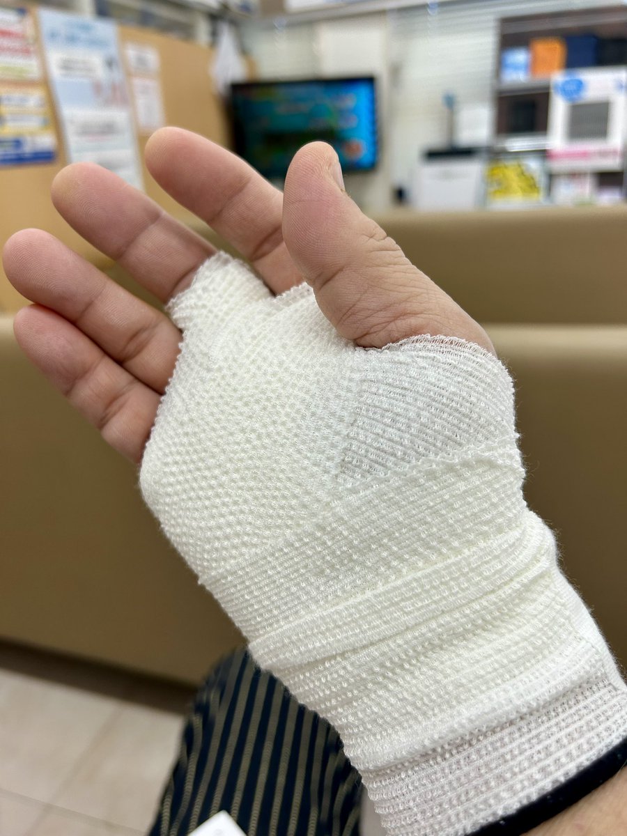 abikoshinonkai's tweet photo. 手術無事終わりました
ちゃんとしたオペでした😅
「今日右手使ったら痛くて大変だよ」
と言われましたが
大丈夫です！
使ってなくても麻酔が切れてけっこう痛いっす（笑）

押忍！
報告でした🤗
応援や心配、ありがとう✨ https://t.co/kaLePDK1P0