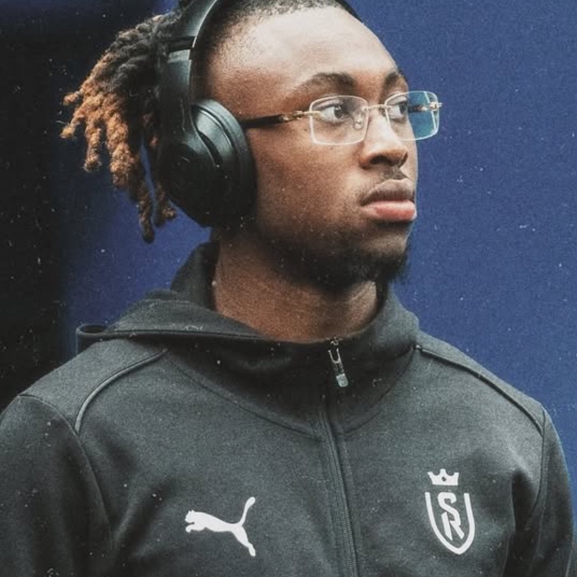 T_Crepin's tweet image. 🎙️🔴⚪️ Entretien avec Valentin Atangana : «J’aurais voulu être acteur.»

Foot de quartier, N’Golo Kanté, tiki taka, Samuel Eto’o, Clément Grenier, Cameroun… Le milieu du Stade de Reims se confie sur son histoire.

🗞️ À lire chez @sofoot : sofoot.com/articles/valen…

@StadeDeReims