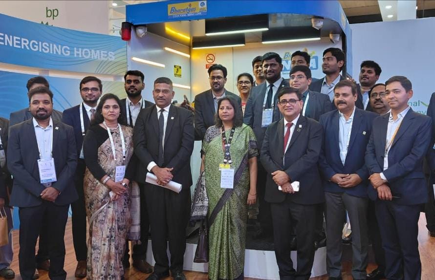 BPCLLPG's tweet photo. Bharatgas Insta enjoyed the spotlight at the India Energy Week (IEW).

Officials from the Ministry of Petroleum & Natural Gas visited the BPCL Pavilion and praised the working model of Bharatgas Insta – as it demonstrated how LPG cylinders can be dispensed just like an ATM, making access to household fuel more seamless than ever.
@HardeepSPuri 
@BPCLimited
@DirectorM_BPCL
@cmdbpcl
@PetroleumMin
@BPCLMakLubes
@BPCLRetail1

#BPCL #Innovation #EnergyForAll #BharatGasInsta #LPGSafety #bharatgas