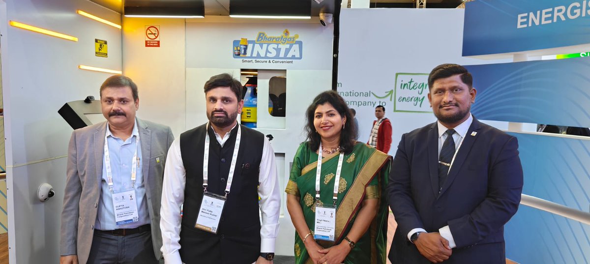 BPCLLPG's tweet photo. Bharatgas Insta enjoyed the spotlight at the India Energy Week (IEW).

Officials from the Ministry of Petroleum & Natural Gas visited the BPCL Pavilion and praised the working model of Bharatgas Insta – as it demonstrated how LPG cylinders can be dispensed just like an ATM, making access to household fuel more seamless than ever.
@HardeepSPuri 
@BPCLimited
@DirectorM_BPCL
@cmdbpcl
@PetroleumMin
@BPCLMakLubes
@BPCLRetail1

#BPCL #Innovation #EnergyForAll #BharatGasInsta #LPGSafety #bharatgas