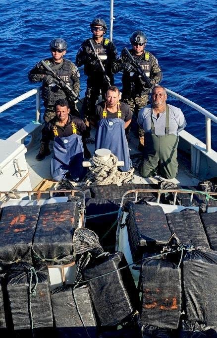 nayibbukele's tweet photo. Nuestra Marina Nacional sigue asestando golpes contundentes al narcotráfico. Esta vez, interceptamos una embarcación a 515 millas náuticas (954 kilómetros) al suroeste de Bocana El Cordoncillo, Estero de Jaltepeque, incautando 1.7 toneladas de cocaína, valoradas en $44.8 millones de dólares.

A bordo viajaban tres narcotraficantes de nacionalidad ecuatoriana, quienes ya están bajo custodia.

En el último año, nuestra Marina Nacional ha logrado incautar un total de 24.4 toneladas de cocaína en alta mar, valoradas en $610.2 millones de dólares.

Seguiremos enfrentando al crimen organizado y al narcotráfico.