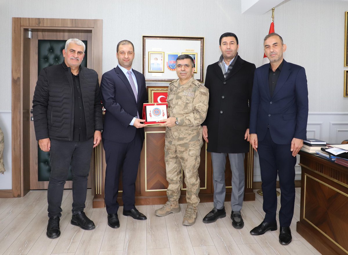 midyatarmar's tweet photo. JAVDES yönetim kurulu üyelerimizle birlikte Mardin İl Jandarma Komutanı Tuğgeneral Tahsin Saruhan'ı ziyaret ederek hayırlı olsun dileklerimizi ilettik.

İlgi ve alakalarından dolayı kendilerine teşekkür ediyor, kahraman jandarmamıza görevlerinde kolaylıklar diliyorum. https://t.co/A0HQFWhV2s