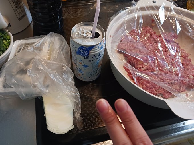 嫁(チーフ)がハンバーグ作ってる。ほろ酔い飲みながら作ってるのおもろ🐱 