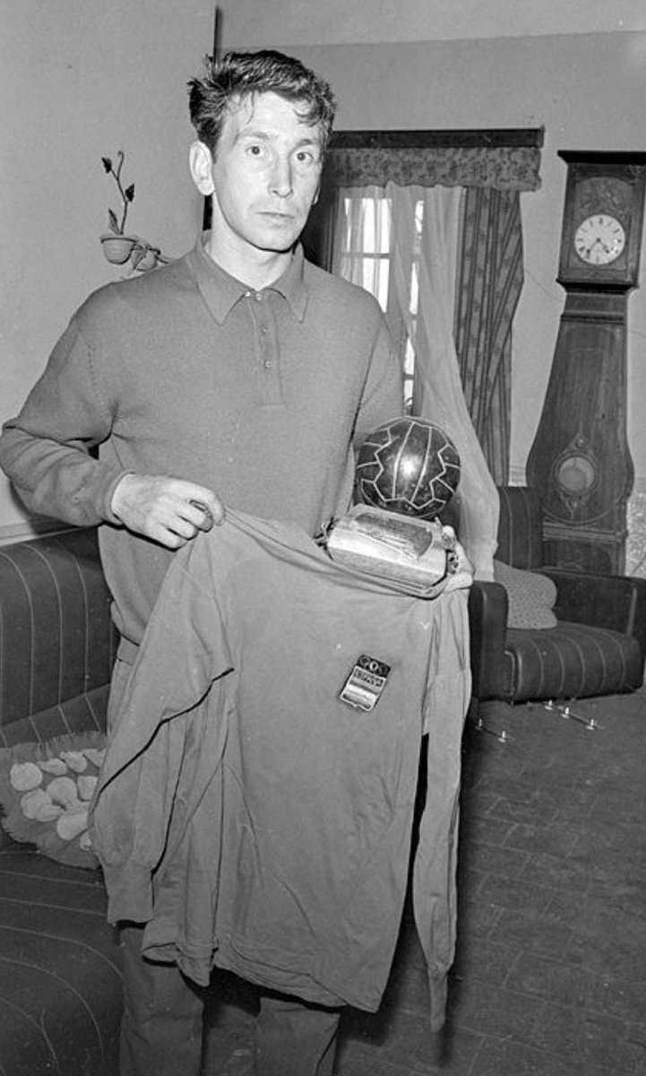 Imatge de 1968, del gran capità del <a href="/GironaFC/">Girona FC</a> , un jove Isidre Sala, a casa seva, a Vilamalla
Foto d'un reportatge del periodista de Los Sitios, Gil Bonancia, després que Sala hagués jugat amb la selecció olímpica espanyola, a Mèxic 1968

Història del GiFC 
Futbol gironí
🤍❤️⚽