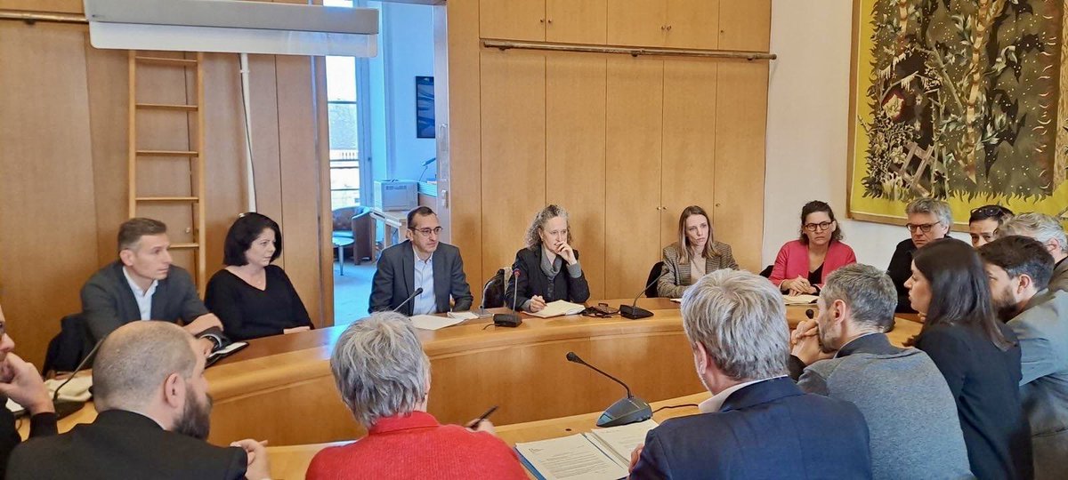 RemiFeraud's tweet image. J’ai reçu au Sénat avec @cbrossel les représentants des directeurs et directrices d’école de Paris. Notre engagement est total pour défendre leur fonction et leur rôle essentiels dans la vie de nos établissements scolaires, la réussite des élèves et l’Ecole publique.