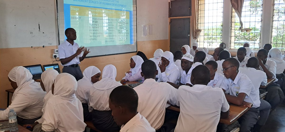 Tr_Ssembogga's tweet image. Learner Centered Lessons And Integrating ICT Is A Norm At Kibuli Secondary School. In My Flipped Classroom Model, Students Make Research Outside Classroom, Prepare Their Own PowerPoint Slides And Present To Their Peers. This Boosts Their Confidence As They Present To The Rest!