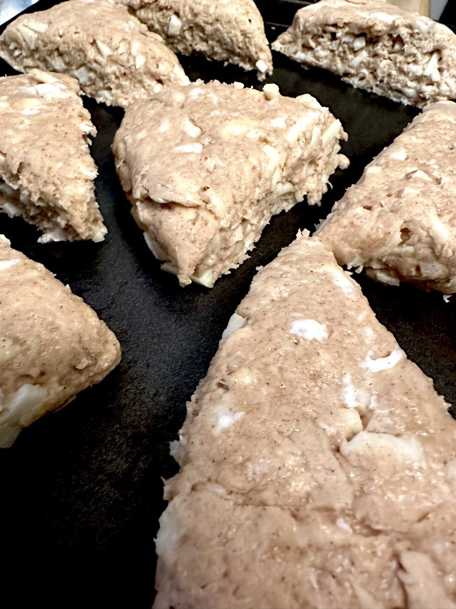 CraftedJolt's tweet photo. Scones may be so 1900s, but we feel they need a comeback 💫

📸 pre-baked apple cinnamon scone drizzled with a scrumptious cinnamon glaze once pulled out of oven 🙌 https://t.co/tSWNyLQYbU