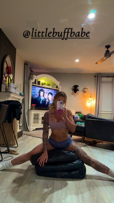 Watch l i t t l e b u f f b a b e's leaked NSFW photo on TwXstars