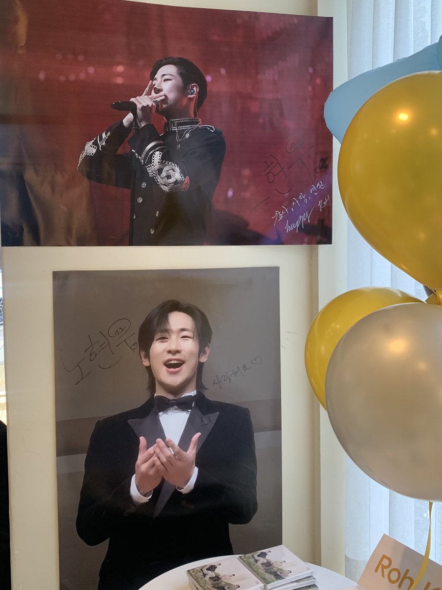 현우 사진으로 가득 채워져있던 곳 !
입구부터 내부도 특전도 다 너무 예뻤어요 *.* ♡ 
벽에 있는 사진들을 보니까 마치 현우 사진전에 온 것만 같았던 🤍 그리고 한쪽에 있던 현우 아기시절 사진들 너무 귀엽자나..🥹

#유난히_푸른날_현우생일을축하해
#볼라레_현우
#노현우 #리베란테 #ROHHYUNWOO