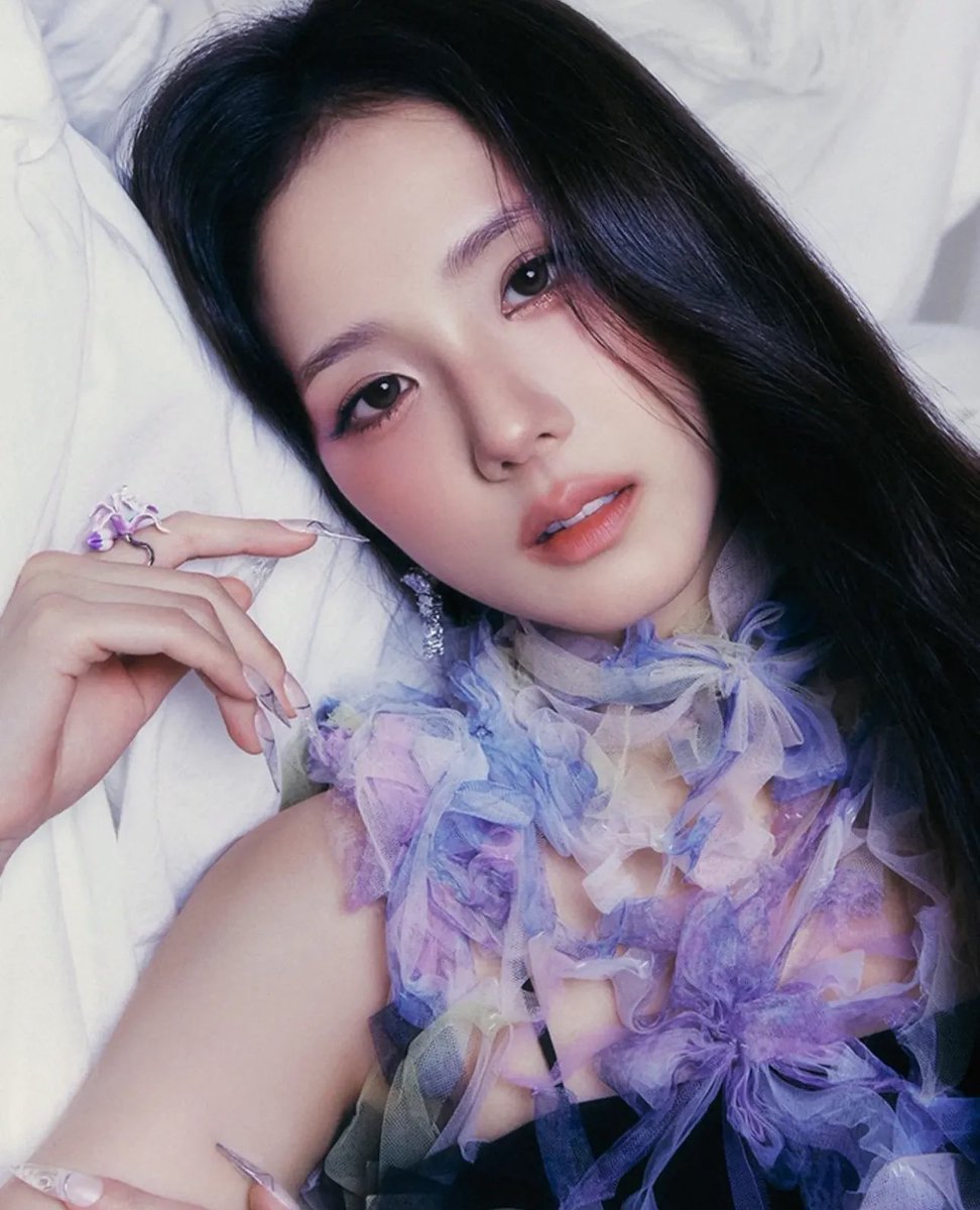 Jis13m's tweet photo. ジス1st mini album「AMORTAGE」
初動売上  357,206枚(カウント中)
 #Firstsales #JISOO #earthquake https://t.co/C3gDrsdyOV