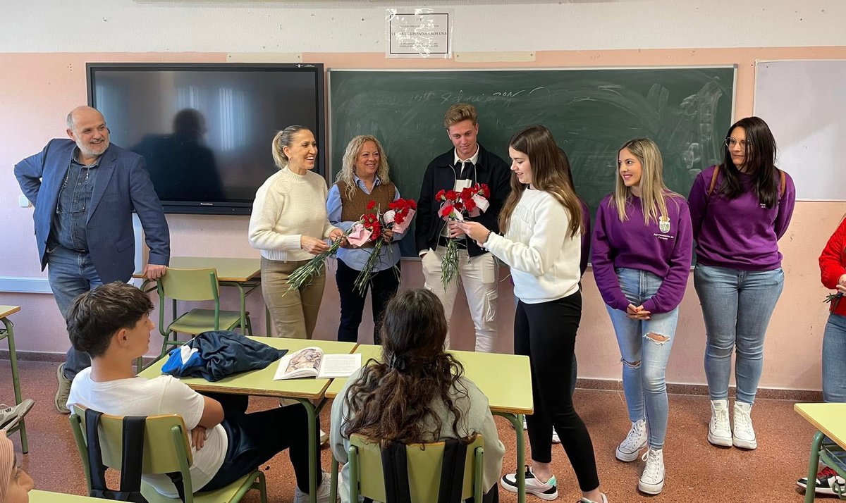 🌹🫂 Hoy hemos visitado, junto a mis  compañeras Toñi Soler Bernal y Mercedes Bernal el IES Santa María de los Baños para el intercambio de claveles, una iniciativa que apoya a la Fundación Aladina y que me trae gratos recuerdos de mi etapa en el Instituto. 

Un gesto que