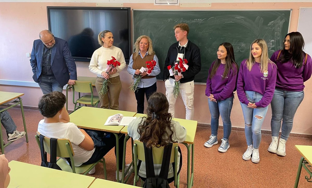 Jose_CostasC's tweet photo. 🌹🫂 Hoy hemos visitado, junto a mis  compañeras Toñi Soler Bernal y Mercedes Bernal el IES Santa María de los Baños para el intercambio de claveles, una iniciativa que apoya a la Fundación Aladina y que me trae gratos recuerdos de mi etapa en el Instituto. 

Un gesto que reafirma nuestro compromiso con la educación, la igualdad y la juventud.