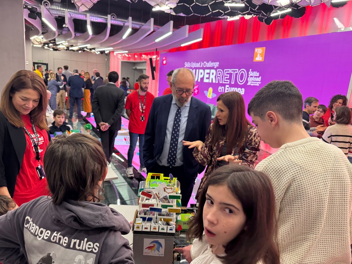 Un centro extremeño, entre los 10 seleccionados de España en la Final Nacional de Super DigiCraft tras competir con 600 centros

👏Enhorabuena al CEIP Torre Águila de Barbaño

Es la primera vez que participa Extremadura. Ha estado con ellos el director general de FP, Pedro Pérez