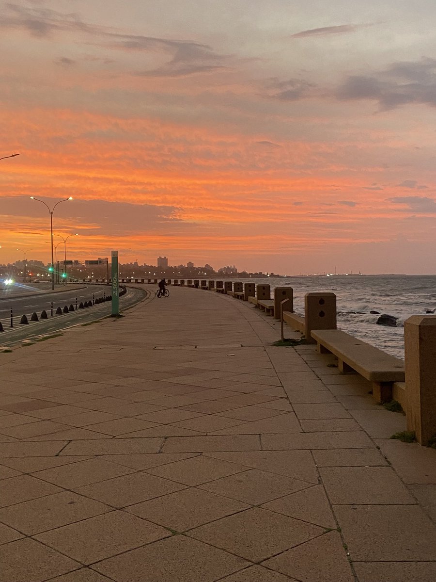 Nada mejor que correr al amanecer viendo en mar 🌊 
Esta foto la tomé este martes en Montevideo en el marco del foro de #microcredenciales organizado por Unesco