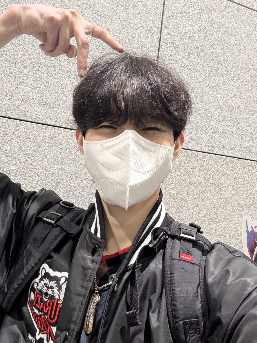 슈님한테 고양이귀 사진 부탁드렸는데 찍고나서 눈웃음도넣어드렸어요^^ 이러심 개웃겨 ㅠㅠㅋㅋㅋㅋㅋㅋ