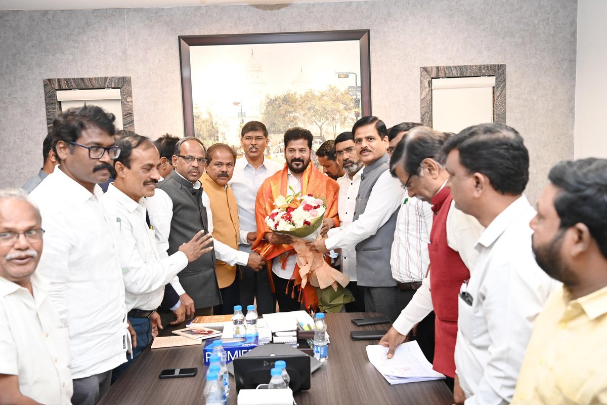 JacobBhoompag's tweet image. Representatives of the Madiga Intellectual Forum met Telangana Chief Minister Revanth Reddy.

The Madiga intellectuals expressed their gratitude to the Chief Minister @revanth_anumula for initiating the process of #SC reservation #categorization.

They also thanked Revanth Reddy…