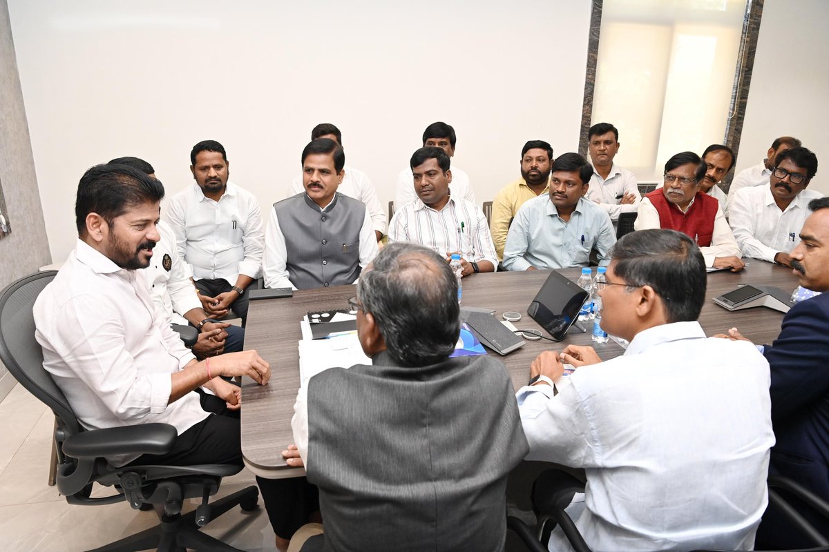 JacobBhoompag's tweet image. Representatives of the Madiga Intellectual Forum met Telangana Chief Minister Revanth Reddy.

The Madiga intellectuals expressed their gratitude to the Chief Minister @revanth_anumula for initiating the process of #SC reservation #categorization.

They also thanked Revanth Reddy…