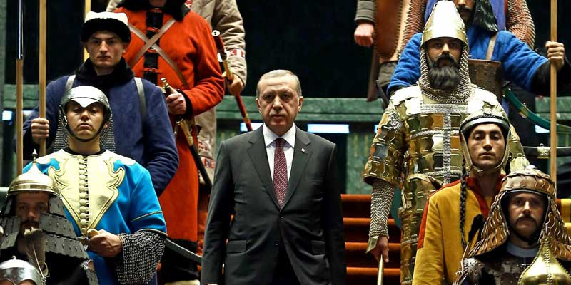 Cumhurbaşkanı Erdoğan:

Gerek Enver İbrahim kardeşim gerek Prabowo Subianto gerekse Pakistan'daki muhataplarımız, hepsinin de ifade ettiği bir konu var; Osmanlı. "Siz Osmanlı'nın devamısınız. Biz sizi böyle görüyoruz." diyorlar. 

Onlar bizi çok iyi anlıyorlar, ama biz kendimizi