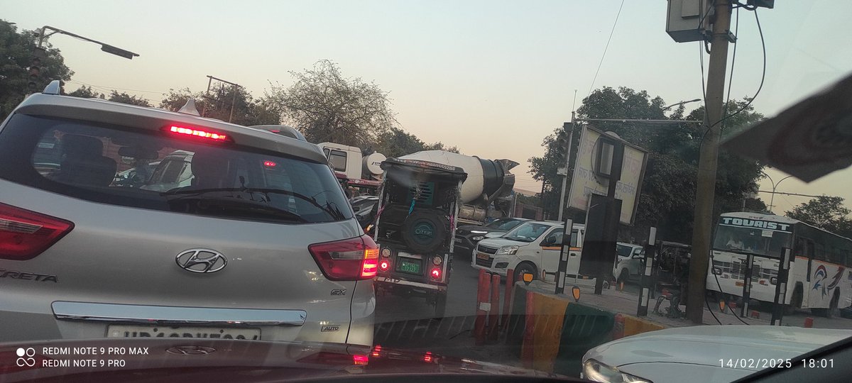 amiku_teach's tweet photo. @Noidatraffic 
Dear Sir
There is a huge traffic jam at sector 92 red light due to red light signal error. Kindly reach the destination and manage the same. Only two civilians are helping out to Manage the crowd right now.... https://t.co/b3OGLHf7yF