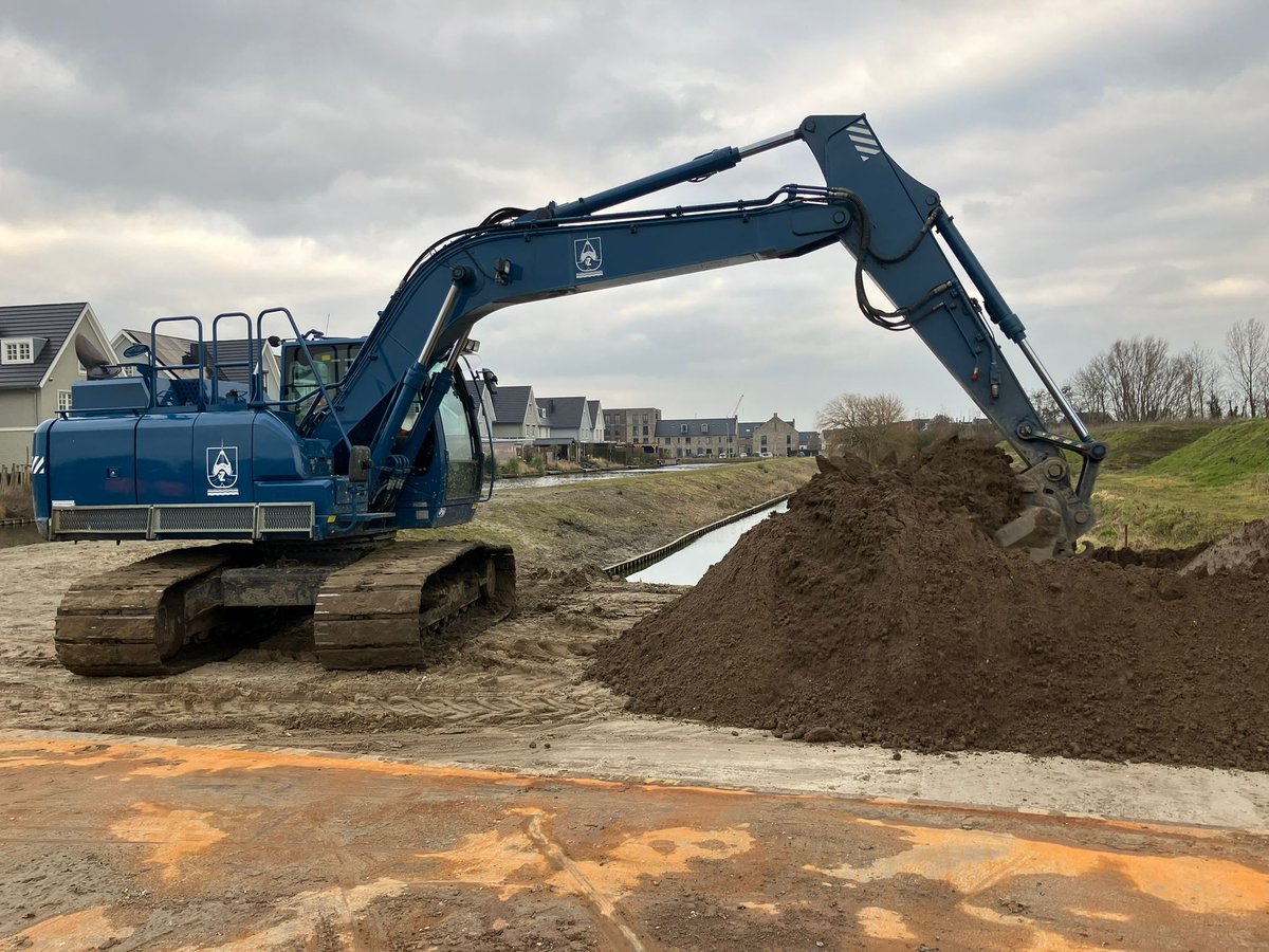 Delfland gaat op 14 februari verder met het dempen van de sloot ter hoogte van de Maesemundeweg in ’s-Gravenzande. Een groot deel van de sloot wordt gevuld met zand om verdere verzakking van de dijk tegen te gaan. Werkzaamheden duren t/m zondag. Meer via tinyurl.com/tfztrz63