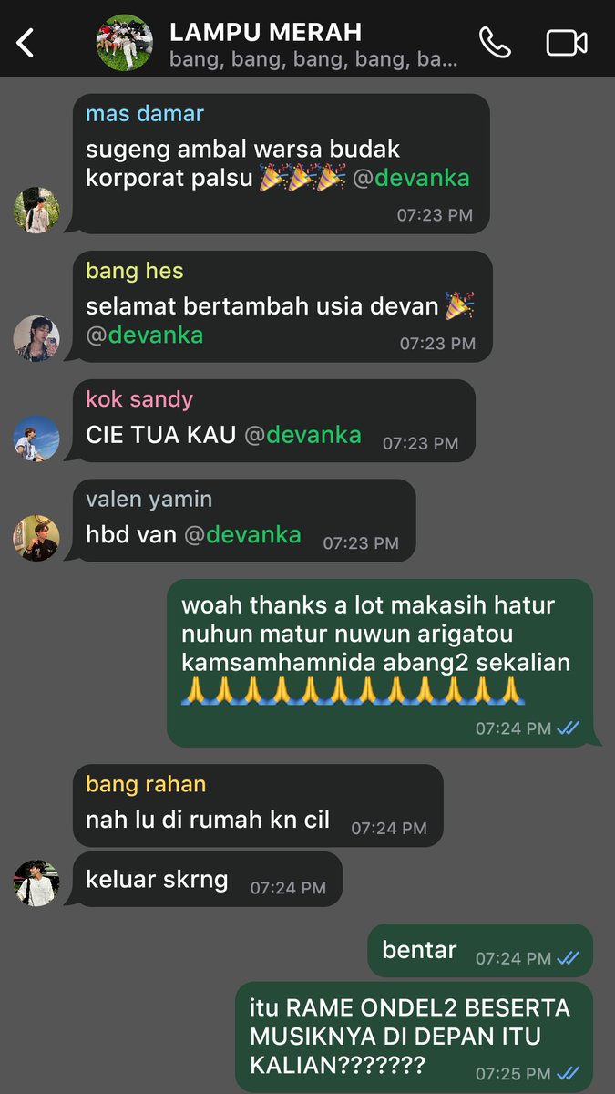 lafescapism's tweet photo. ❓ Kak mau req anak lampu merah ngerayain ultah devan boleh ga
💬 #LampuMerah — Selamat ulang tahun Devan (kocak version) 
DIBAWAIN ROMBONGAN ONDEL-ONDEL SAMA WARGA SE-RT https://t.co/M3J2VGAcfF https://t.co/y8W2z8khTA