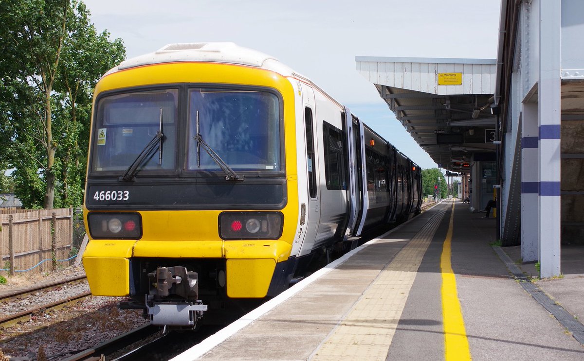 williampgwebb's tweet image. Reckon @Se_Railway will phase out the little 2 car Class 466 Networkers from service first as they are less versatile than the Class 465s #Class466 #Networker #Southeastern #Class465