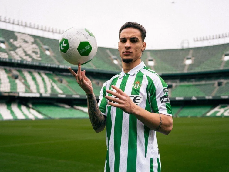 DiegoGArgota21's tweet image. 𝐄𝐋 𝐍𝐈Ñ𝐎 𝐃𝐄 𝐋𝐎𝐒 𝟏𝟎𝟎 𝐌𝐈𝐋𝐋𝐎𝐍𝐄𝐒

⏺️Creció en una favela llamada 'Infierno'
⏺️Vivía entre cadáveres, armas y drogas
⏺️No tenía ni botas ni cama. Durmió con su padre hasta los 19 años
⏺️Con 11 años, el Atleti le tuvo a prueba, pero le descartó

Dentro Hilo🧵